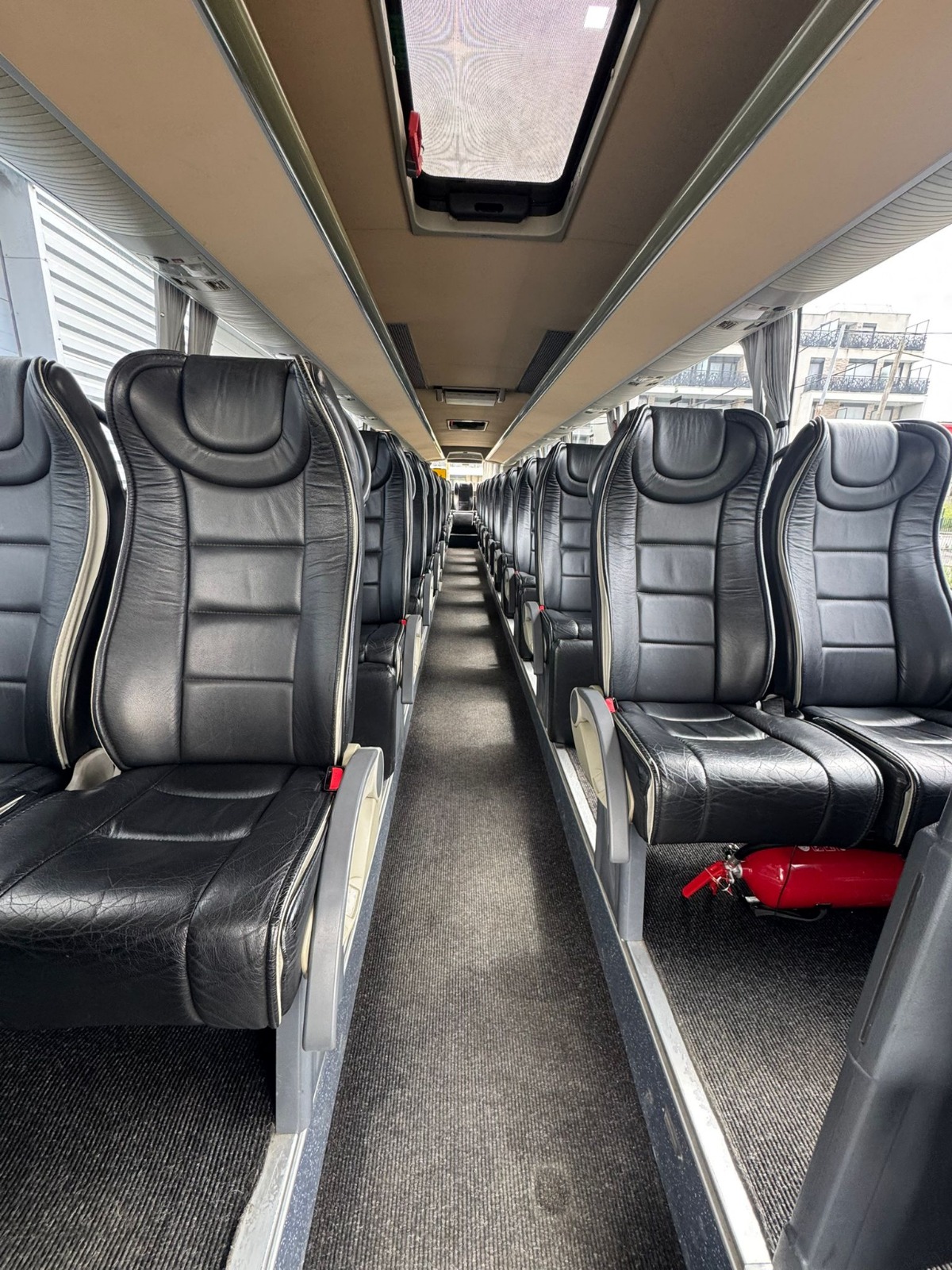 Intérieur autocar AK Autocars — salon et allée centrale